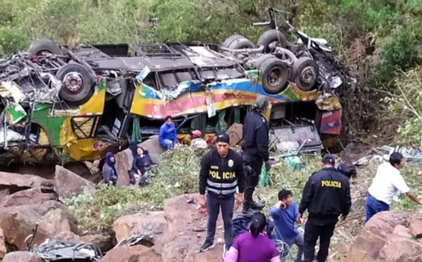 Τουλάχιστον 32 νεκροί στην πτώση λεωφορείου σε χαράδρα στο Περού