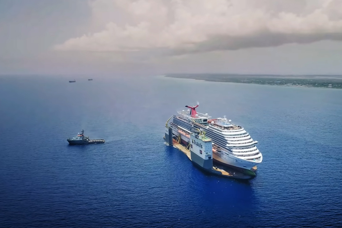 Τανκερ που μεταφέρει κρουαζιερόπλοια Τανκερ που μεταφέρει κρουαζιερόπλοια