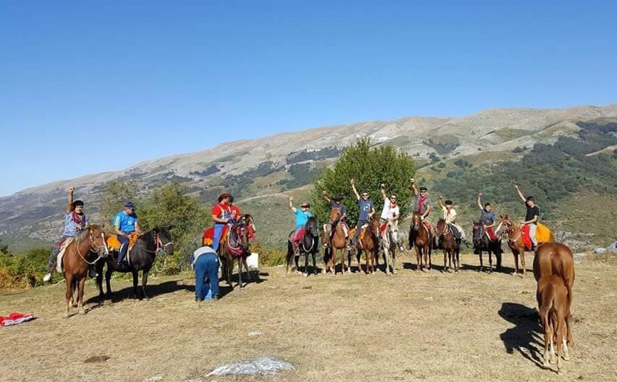 Οι σύγχρονοι καβαλάρηδες της Καλή Βρύσης Δράμας που εκπληρώνουν το τάμα των προγόνων τους και διανύουν 150 χλμ με άλογα