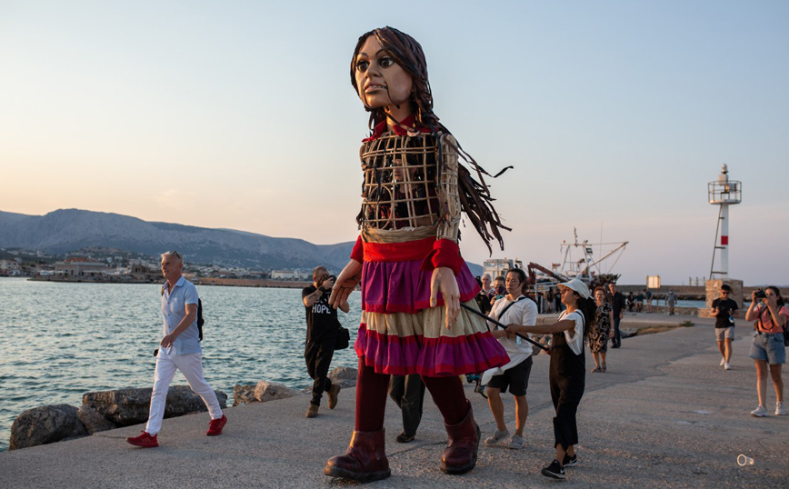 Η μικρή Αμάλ αποχαιρετά την πρωτεύουσα με τελευταίο σταθμό το Δημοτικό Θέατρο Πειραιά