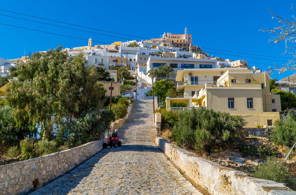 Σύρος, ο οικισμός του νησιού με τη μεσαιωνική ατμόσφαιρα που ταξιδεύει στο χρόνο