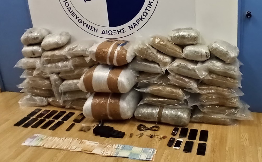 Συνελήφθησαν με δεκάδες κιλά ακατέργαστης κάνναβης – Με συσκευή παρεμβολής σήματος εμπόδιζαν την παρακολούθηση