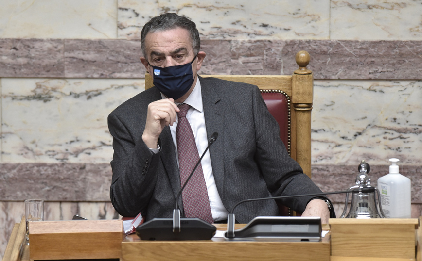 Το μικρόφωνο της βουλής έμεινε ανοιχτό και ο Χαράλαμπος Αθανασίου μιλούσε για… τσίπουρα και πεντοζάλι