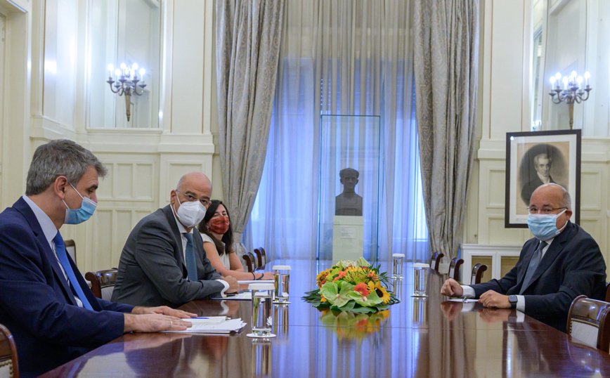 Συνάντηση με τον Αιγύπτιο πρέσβη είχε ο υπουργός Εξωτερικών Νίκος Δένδιας