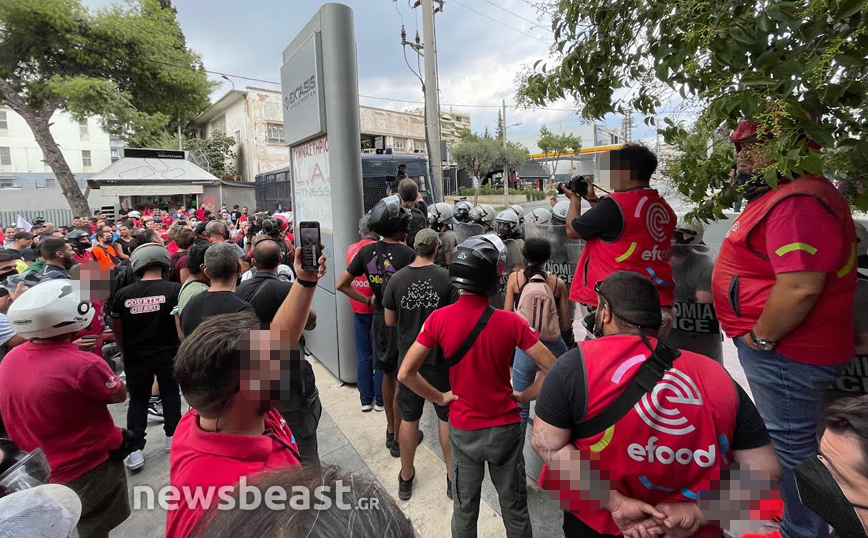 Διανομείς του efood σε μοτοπορεία Διανομείς του efood σε μοτοπορεία