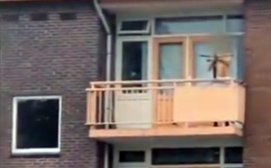 Σοκαριστικό βίντεο από την επίθεση στην Ολλανδία: Σημάδευε με βαλλίστρα από το μπαλκόνι