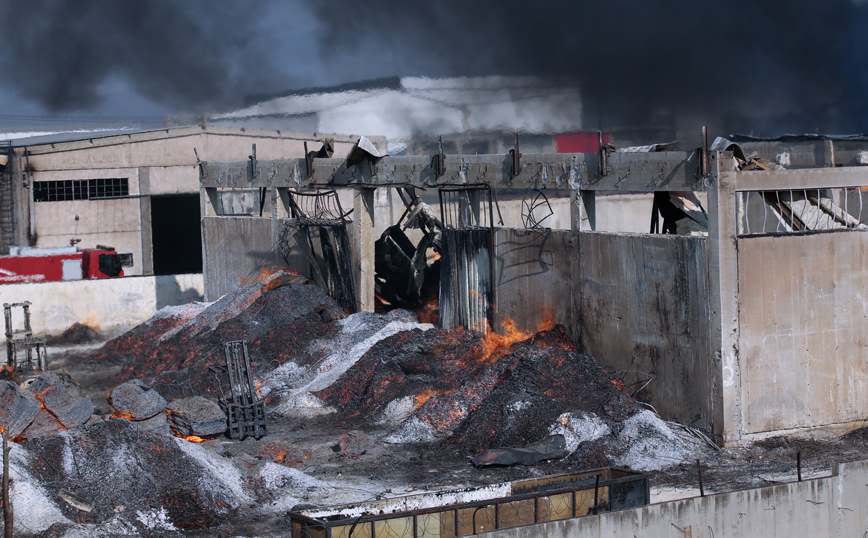 Ασπρόπυργος: Εικόνες από την φωτιά σε εργοστάσιο ξυλείας