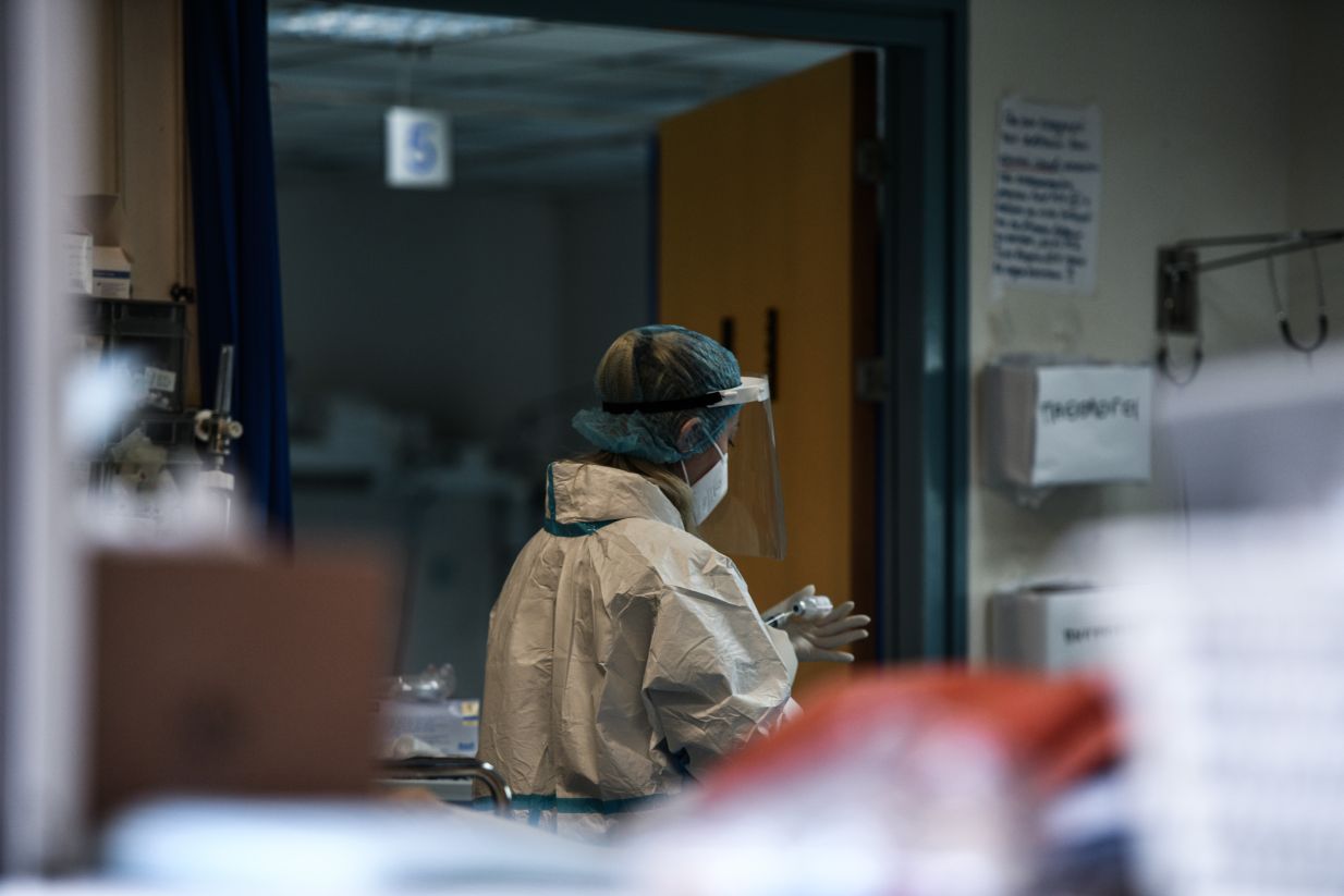 Κορονοϊός: Ημέρα επιστράτευσης ιδιωτών γιατρών &#8211; Σε κλοιό νέων μέτρων οι ανεμβολίαστοι