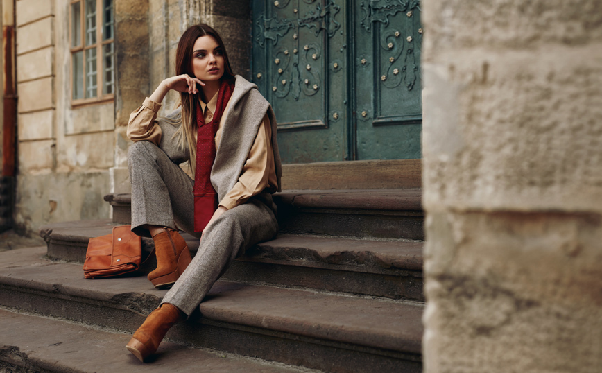 Γυναίκα με φθινοπωρινό look Γυναίκα με φθινοπωρινό look