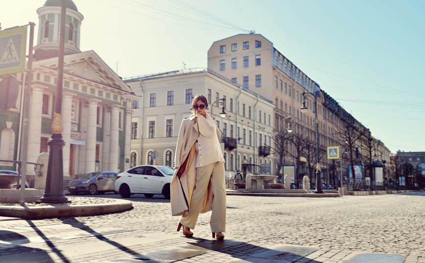 Γυναίκα με άνετα ρούχα Γυναίκα με άνετα ρούχα