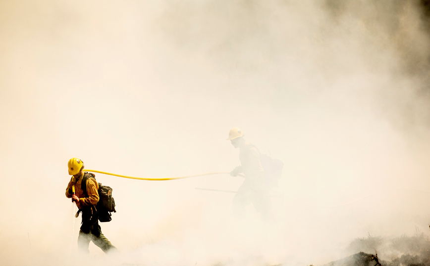 Πυροσβέστης στη μάχη στην Καλιφόρνια Πυροσβέστης στη μάχη στην Καλιφόρνια