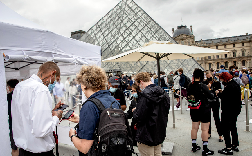 Επισκέπτες στο Λούβρο Επισκέπτες στο Λούβρο