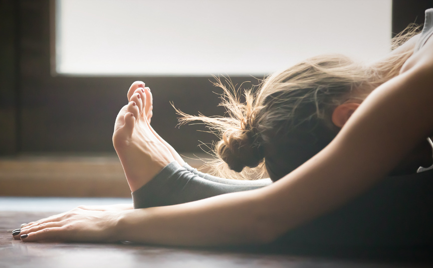 Μήπως κάθεσαι πολλές ώρες στο γραφείο; Οι ασκήσεις που πρέπει να κάνεις