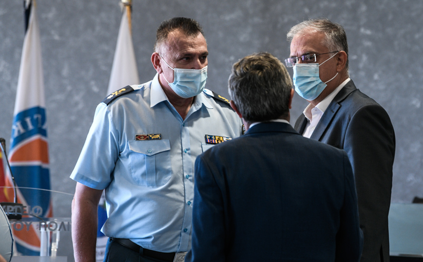 Παρέμβαση Θεοδωρικάκου: Δεν θα προσάγονται στα αστυνομικά τμήματα εκπαιδευτικοί που μηνύονται από αρνητές