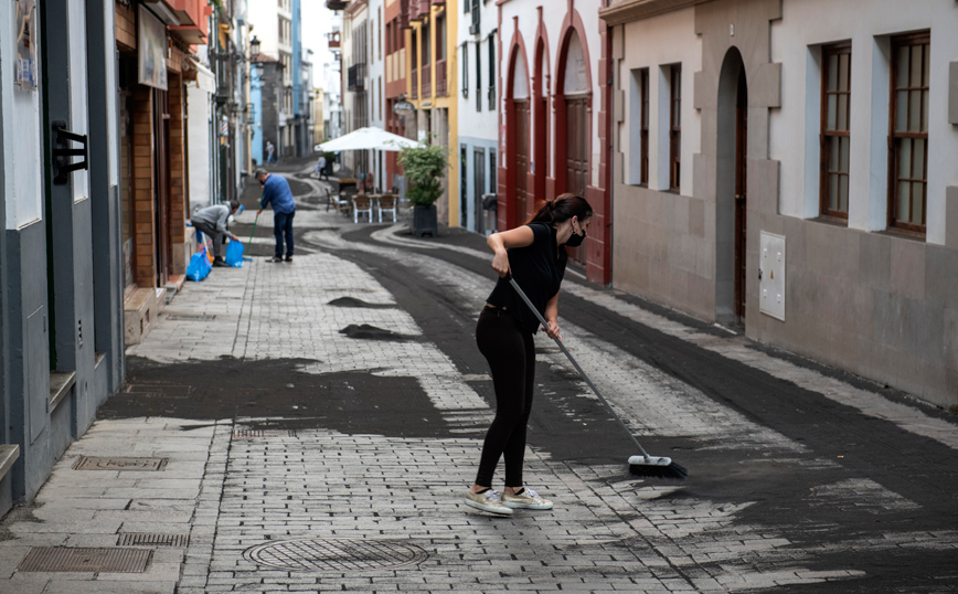 Πολίτες σκουπίζουν στάχτες από το ηφαίστειο στη Λα Πάλμα Πολίτες σκουπίζουν στάχτες από το ηφαίστειο στη Λα Πάλμα