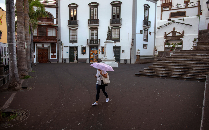 Πολίτες σκουπίζουν στάχτες από το ηφαίστειο στη Λα Πάλμα Πολίτες σκουπίζουν στάχτες από το ηφαίστειο στη Λα Πάλμα