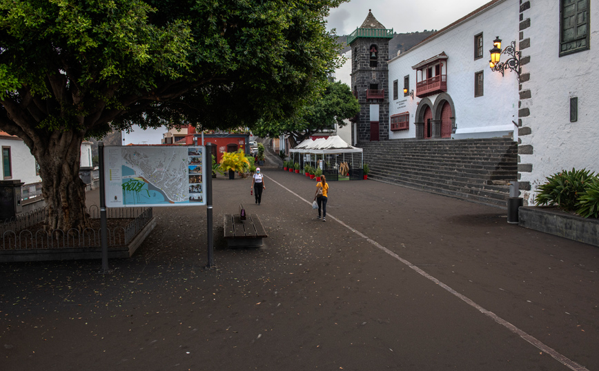 Πολίτες σκουπίζουν στάχτες από το ηφαίστειο στη Λα Πάλμα Πολίτες σκουπίζουν στάχτες από το ηφαίστειο στη Λα Πάλμα