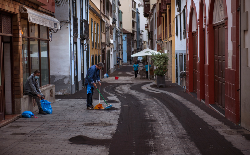 Πολίτες σκουπίζουν στάχτες από το ηφαίστειο στη Λα Πάλμα Πολίτες σκουπίζουν στάχτες από το ηφαίστειο στη Λα Πάλμα