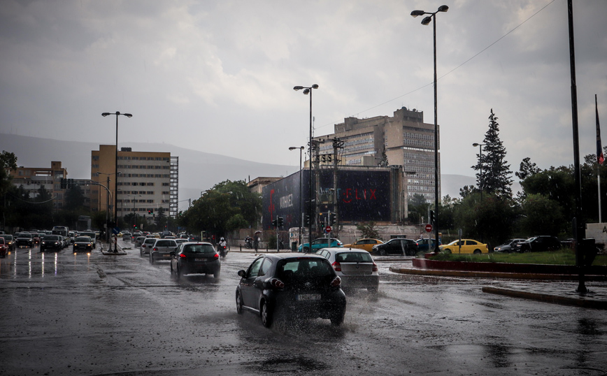 Καιρός: Συνεχίζεται το πέρασμα της «Αθηνάς» με ισχυρές βροχές και καταιγίδες