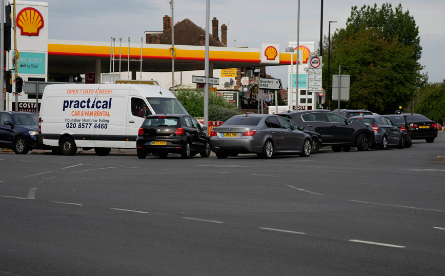 Κρίση καυσίμων στη Βρετανία: «Υπό έλεγχο» λέει το Λονδίνο – Άδεια ακόμα τα βενζινάδικα