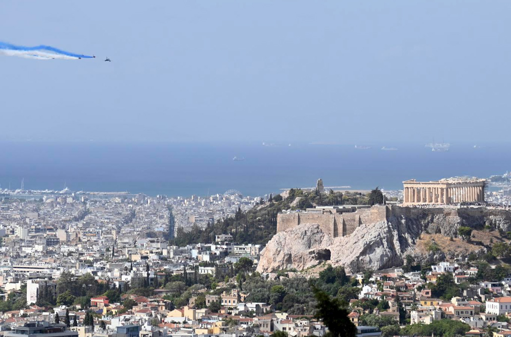 Εντυπωσιακές εικόνες με τα Rafale να σχηματίζουν τα χρώματα της Ελλάδας πάνω από την Ακρόπολη