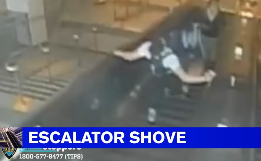 Εξοργιστικό βίντεο με άντρα που κλωτσά γυναίκα και τη ρίχνει από τις κυλιόμενες σκάλες