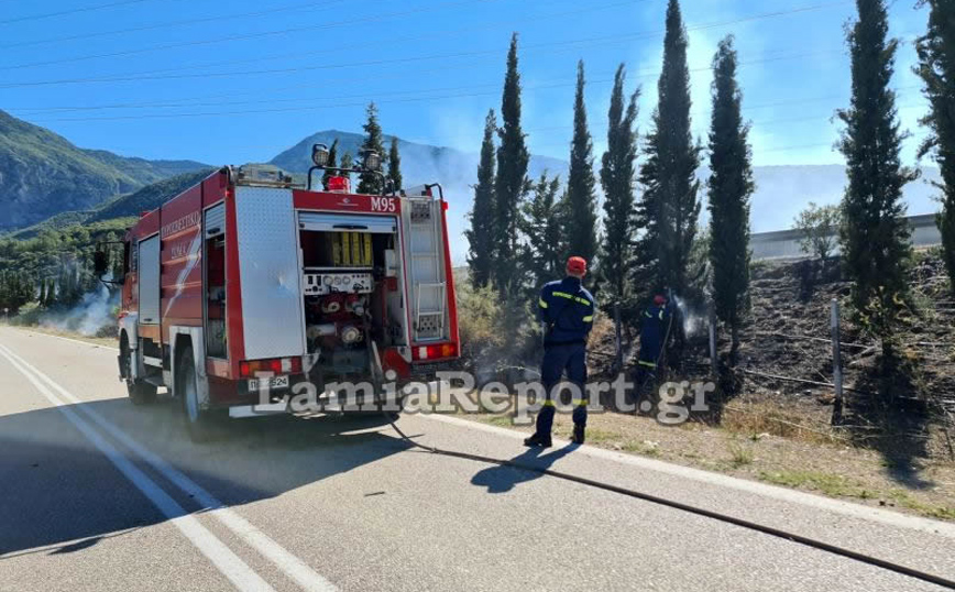 Φωτιά σε νταλίκα έξω από τη Λαμία Φωτιά σε νταλίκα έξω από τη Λαμία