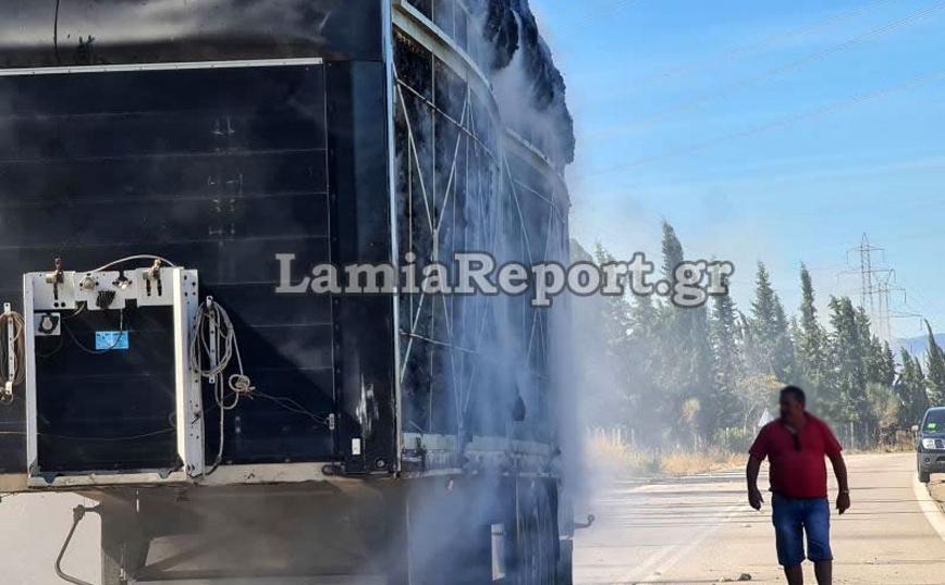 Φωτιά σε νταλίκα έξω από τη Λαμία Φωτιά σε νταλίκα έξω από τη Λαμία