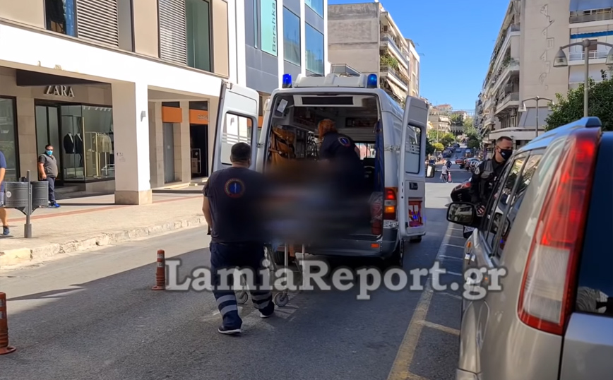 Ασθενοφόρο μεταφέρει τον αιμόφυρτο άνδρα στο νοσοκομείο Ασθενοφόρο μεταφέρει τον αιμόφυρτο άνδρα στο νοσοκομείο