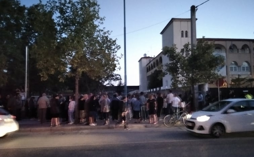 Διαμαρτυρία για τα εμβόλια έξω από την Μητρόπολη Λάρισας