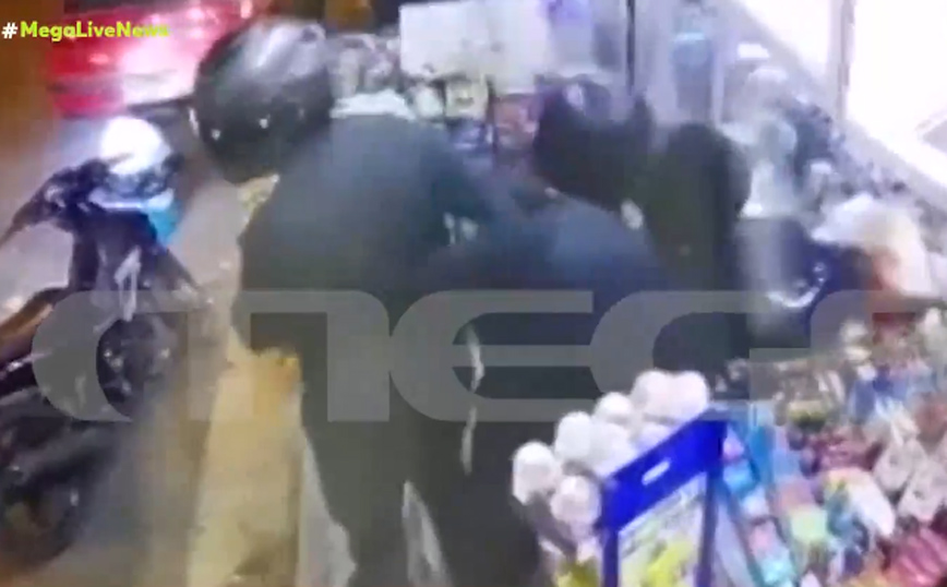 Βίντεο από ένοπλη ληστεία σε περίπτερο: Τρεις ένοπλοι αναγκάζουν τον υπάλληλο να τους δώσει χρήματα