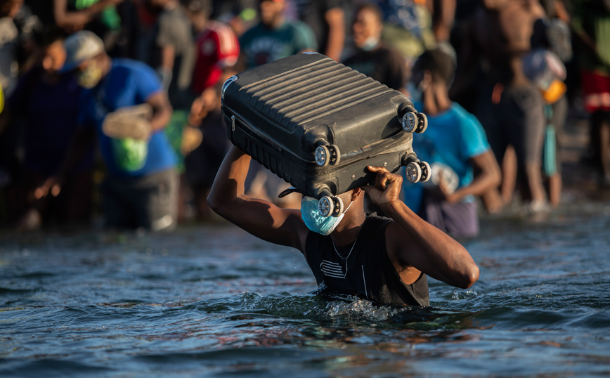 Τεράστια η μεταναστευτική κρίση στο Ντελ Ρίο του Τέξας &#8211; Έξαλλοι οι κάτοικοι με την διαχείριση από τον Μπάιντεν