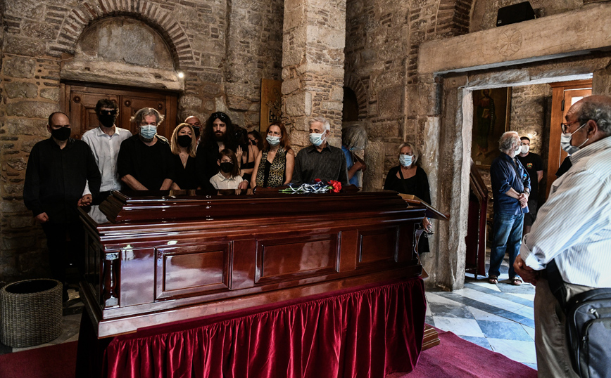 Μίκης Θεοδωράκης: Έφτασε η σορός του στη Μητρόπολη για το λαϊκό προσκύνημα – Γιατί καθυστέρησε
