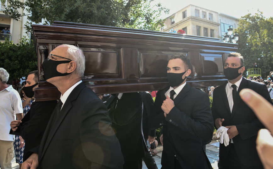 Μίκης Θεοδωράκης: Την Τετάρτη η τελετή αποχαιρετισμού – Oμιλίες από Σακελλαροπούλου και Κουτσούμπα
