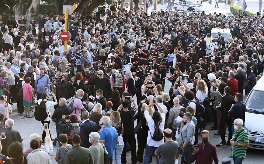 Μίκης Θεοδωράκης: Κοσμοσυρροή στα Χανιά – 96 βρακοφόροι, όσοι και τα χρόνια του σπουδαίου συνθέτη