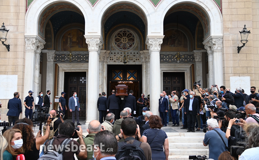 Μίκης Θεοδωράκης: Σε λίγο η τελετή αποχαιρετισμού &#8211; «Αθάνατος» φώναζε ο κόσμος