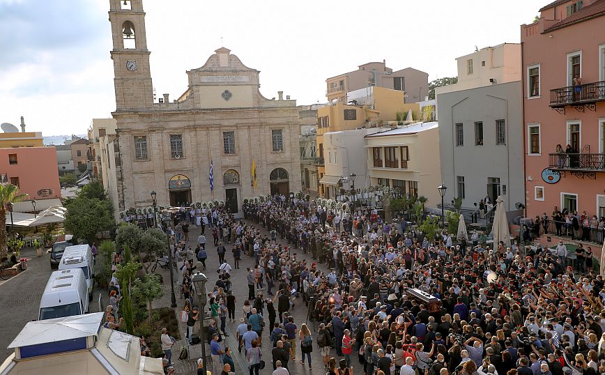 Μίκης Θεοδωράκης: Μικροί και μεγάλοι τον αποχαιρετούν – «Αθάνατος» φώναζαν στη Μητρόπολη Χανιών