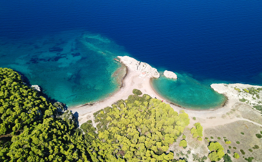 Κορινθία: Η διπλή παραλία σε απόσταση αναπνοής από την Αττική, ιδανική επιλογή για τις βουτιές του φθινοπώρου