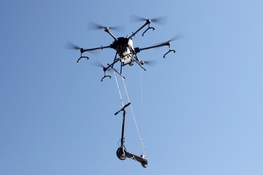 Drone στη Θεσσαλονίκη μεταφέρουν… ηλεκτρικά πατίνια