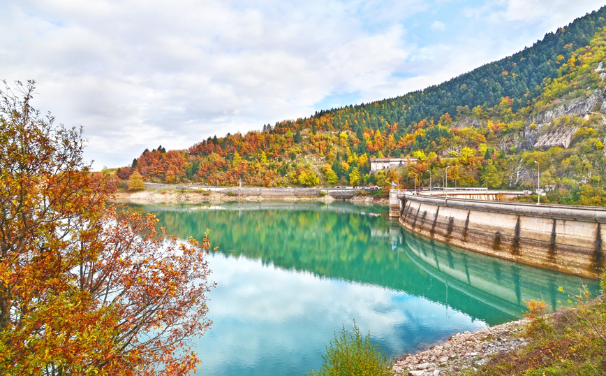Η λίμνη Πλαστήρα το φθινόπωρο Η λίμνη Πλαστήρα το φθινόπωρο