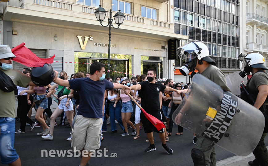 Εικόνες από το πανεκπαιδευτικό συλλαλητήριο στην Αθήνα που ολοκληρώθηκε με ένταση