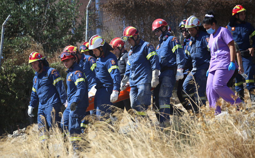 Πυροσβέστες στον σεισμό στη Κρήτη Πυροσβέστες στον σεισμό στη Κρήτη