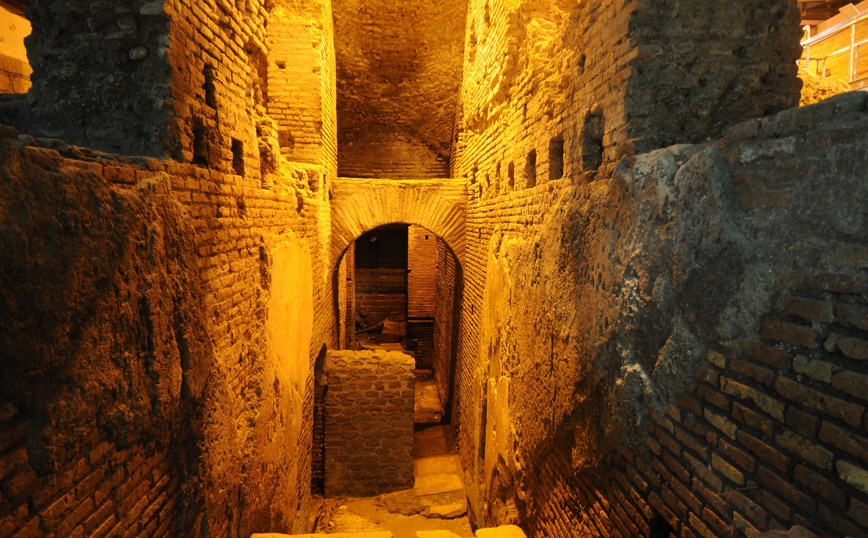 Υπόγειο υδραγωγείο κάτω από την Φοντάνα ντι Τρέβι στη Ρώμη Υπόγειο υδραγωγείο κάτω από την Φοντάνα ντι Τρέβι στη Ρώμη