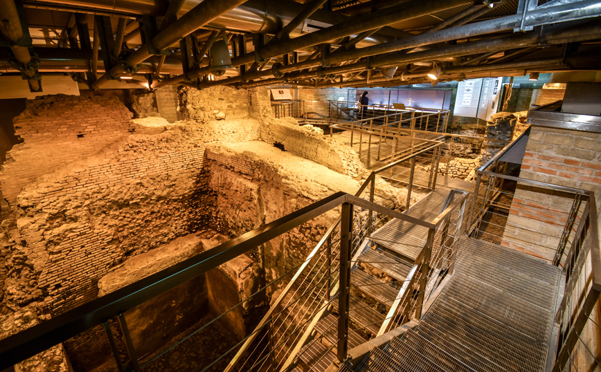 Υπόγειο υδραγωγείο κάτω από την Φοντάνα ντι Τρέβι στη Ρώμη Υπόγειο υδραγωγείο κάτω από την Φοντάνα ντι Τρέβι στη Ρώμη