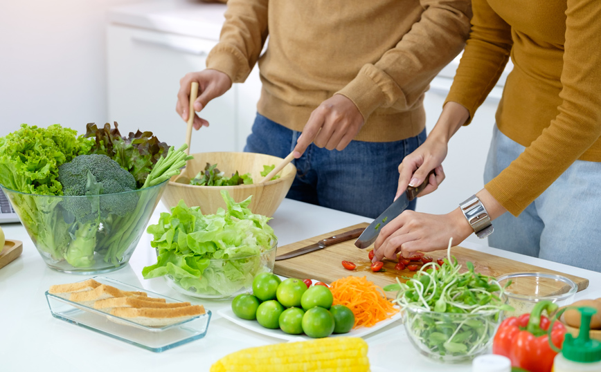 Ζευγάρι ετοιμάζει σαλάτες Ζευγάρι ετοιμάζει σαλάτες