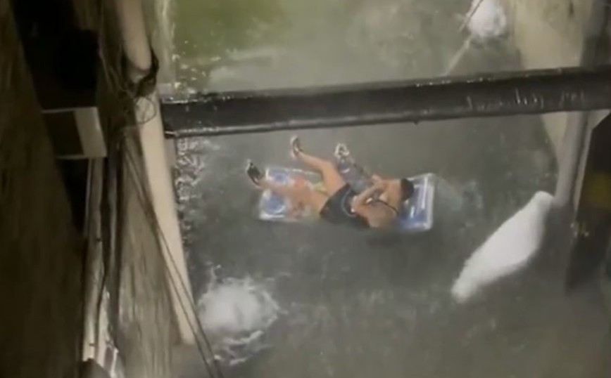 ΗΠΑ: Viral βίντεο με άντρα που καπνίζει ναργιλέ πάνω σε φουσκωτό στρώμα σε πλημμυρισμένο δρόμο