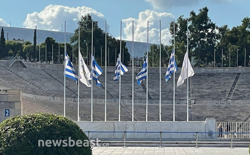 Μίκης Θεοδωράκης: Μεσίστιες οι σημαίες στο Καλλιμάρμαρο, όπου βρέθηκε για τελευταία φορά σε συναυλία προς τιμήν του