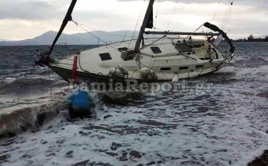 Σκάφος ξεβράστηκε στην στεριά λόγω των ισχυρών ανέμων στον Άγιο Κωνσταντίνο