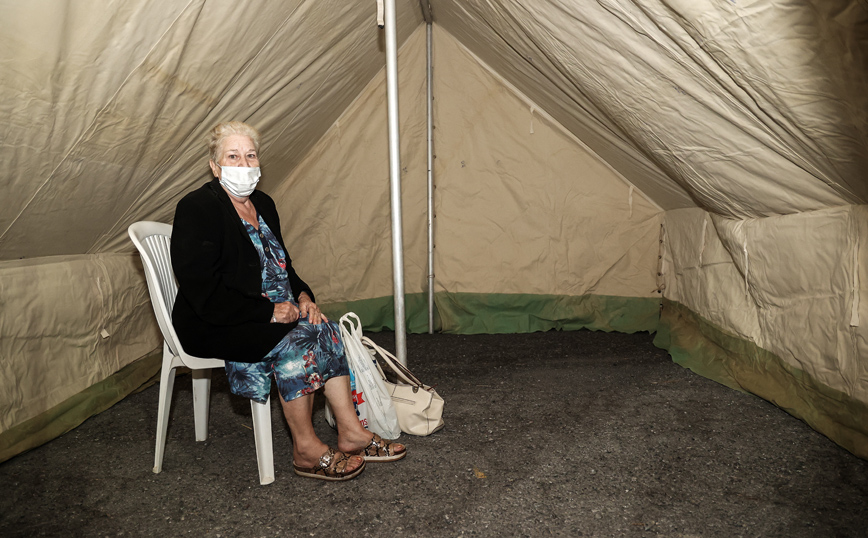 Σε σκηνές πέρασαν την νύχτα οι κάτοικοι Σε σκηνές πέρασαν την νύχτα οι κάτοικοι