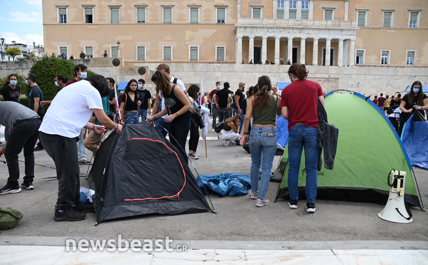 Συγκέντρωση φοιτητικών συλλόγων στο Σύνταγμα – Έστησαν σκηνές μπροστά από τη Βουλή
